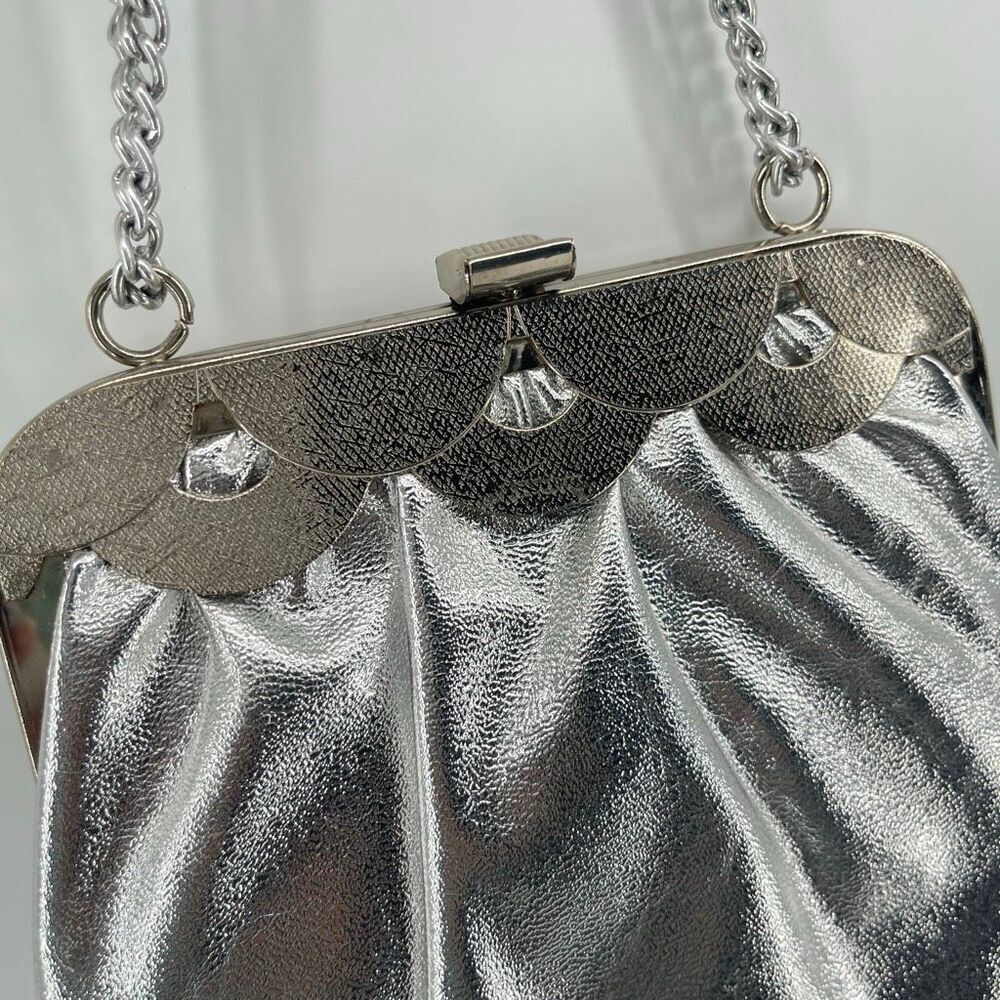Vintage Metallic Silver Scalloped Frame Evening Bag Chain Shoulder Strap - Picture 4 of 16